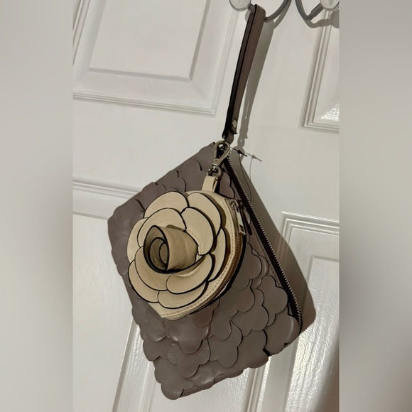 Patricia Nash Floral Petals Cassini Leather Wristlet plus Bonus Mini Floral Bag - Picture 3 of 16